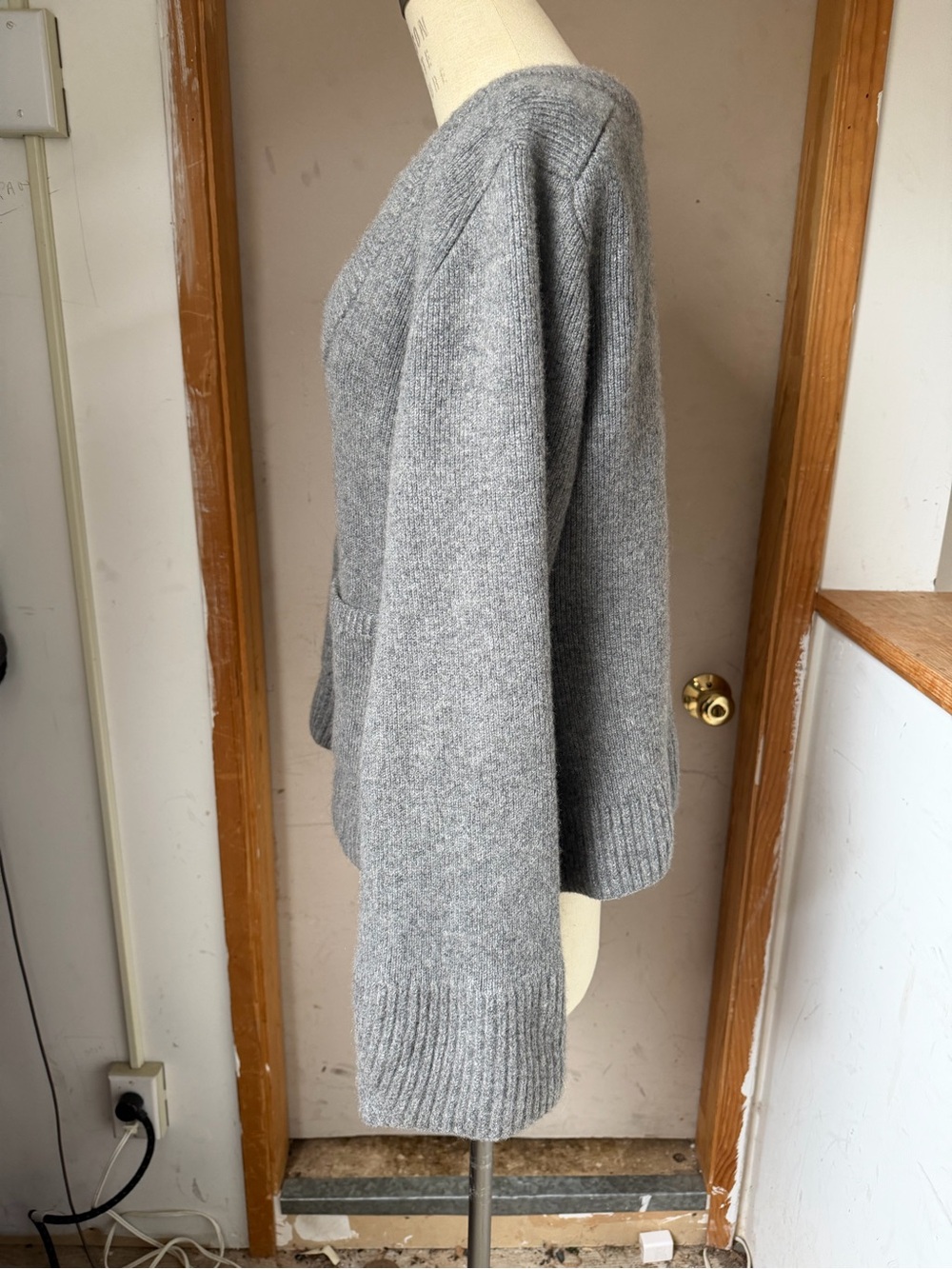 $2150 Khaite Caro Cashmere Cardigan in Gray - Size XL - Picture 8 of 15